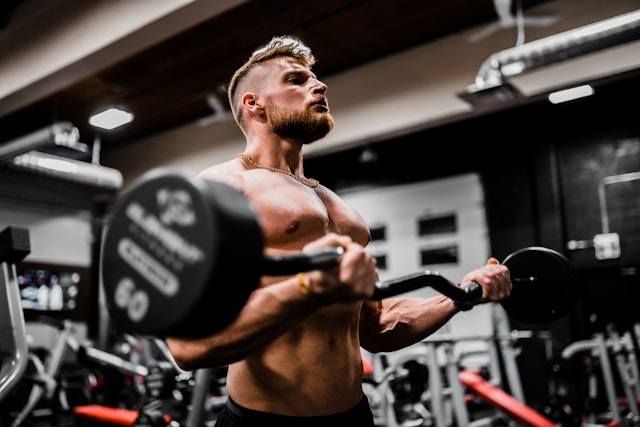 fit man lifting weights