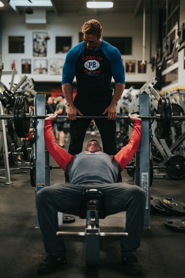 weight loss coach spots lifter building muscle